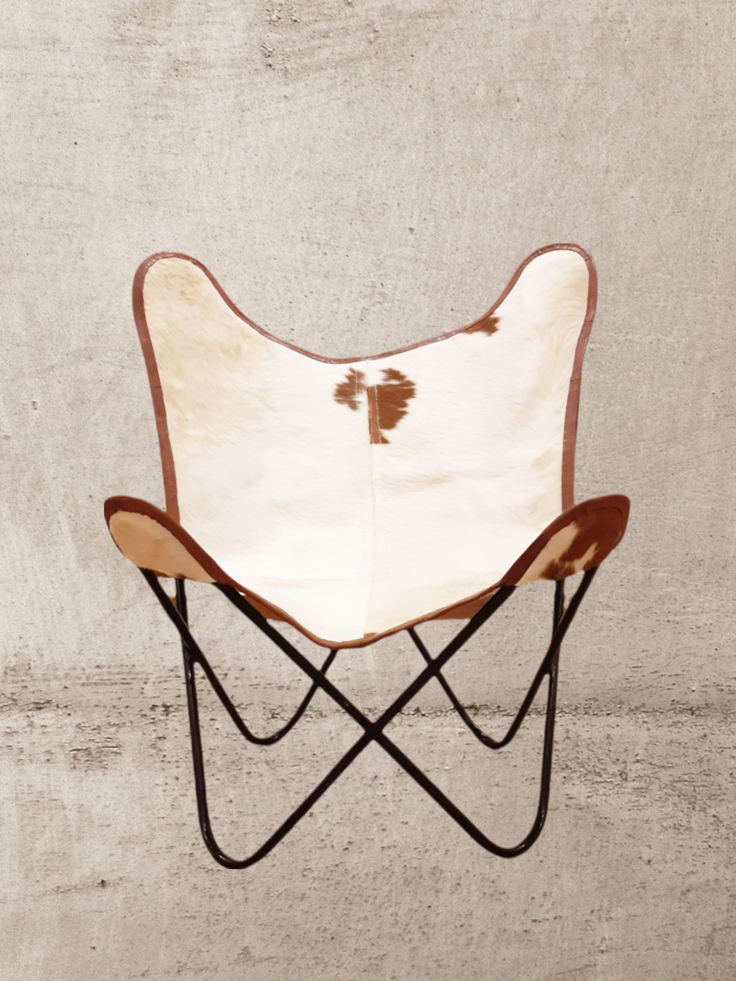 Chaise papillon Cuir de vache unique