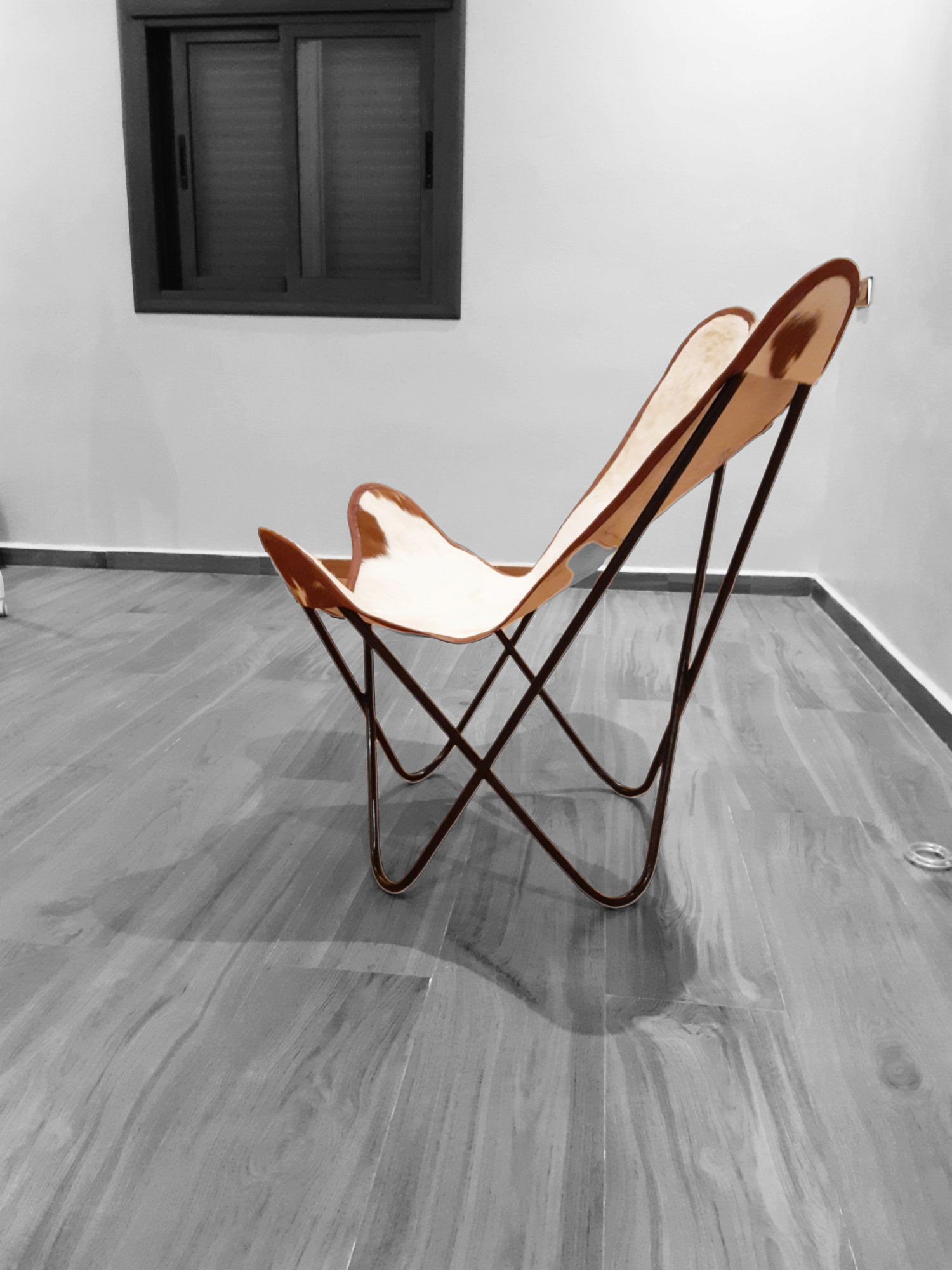 Chaise papillon Cuir de vache unique
