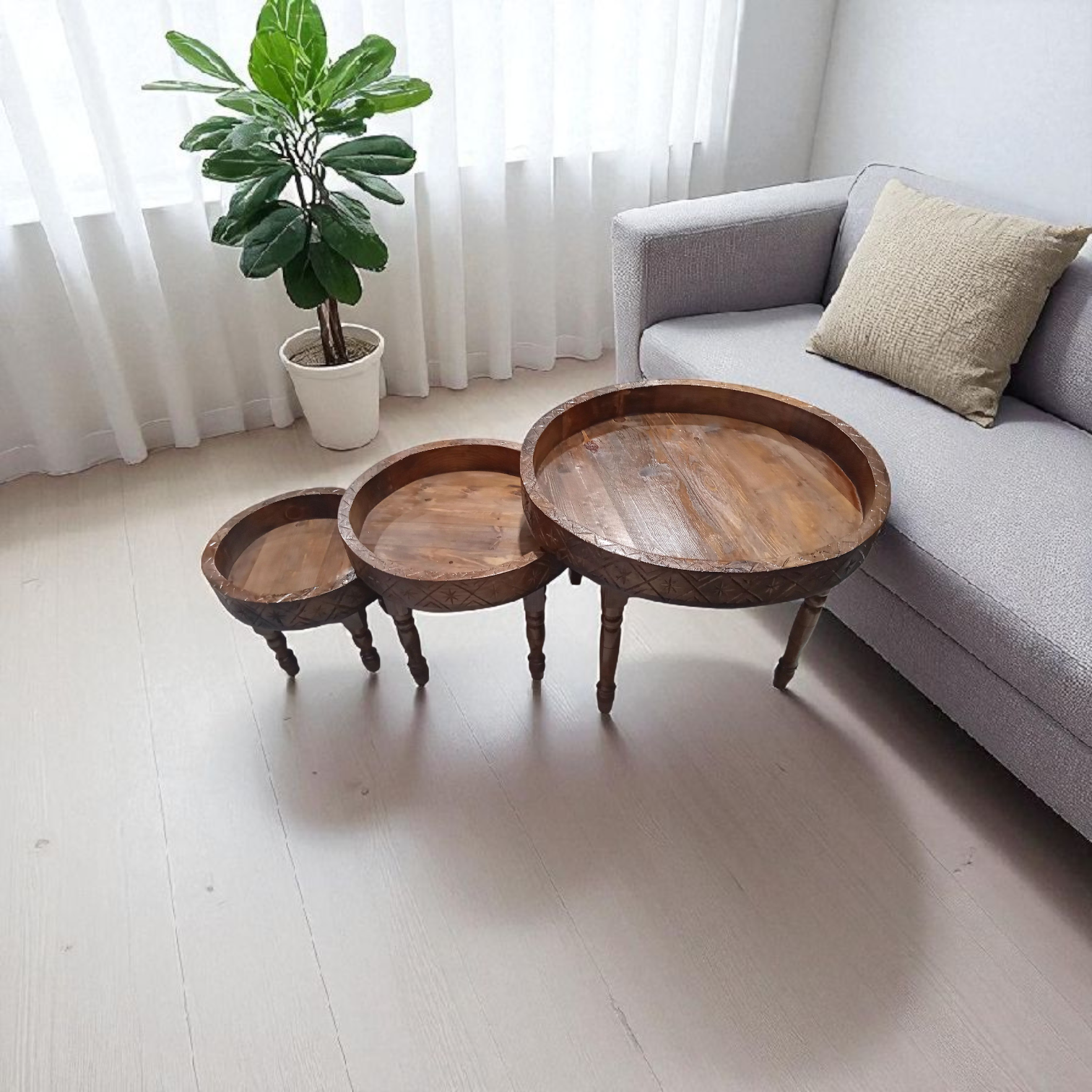 Série de tables en bois naturel