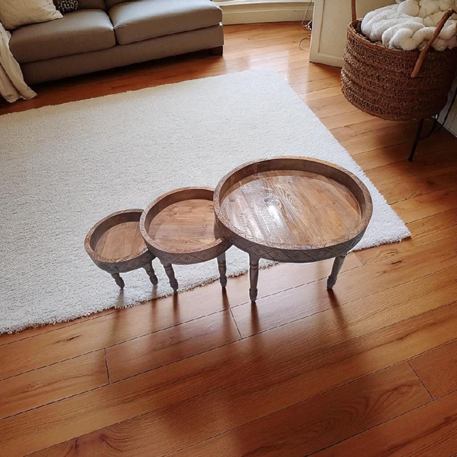 Série de tables en bois naturel