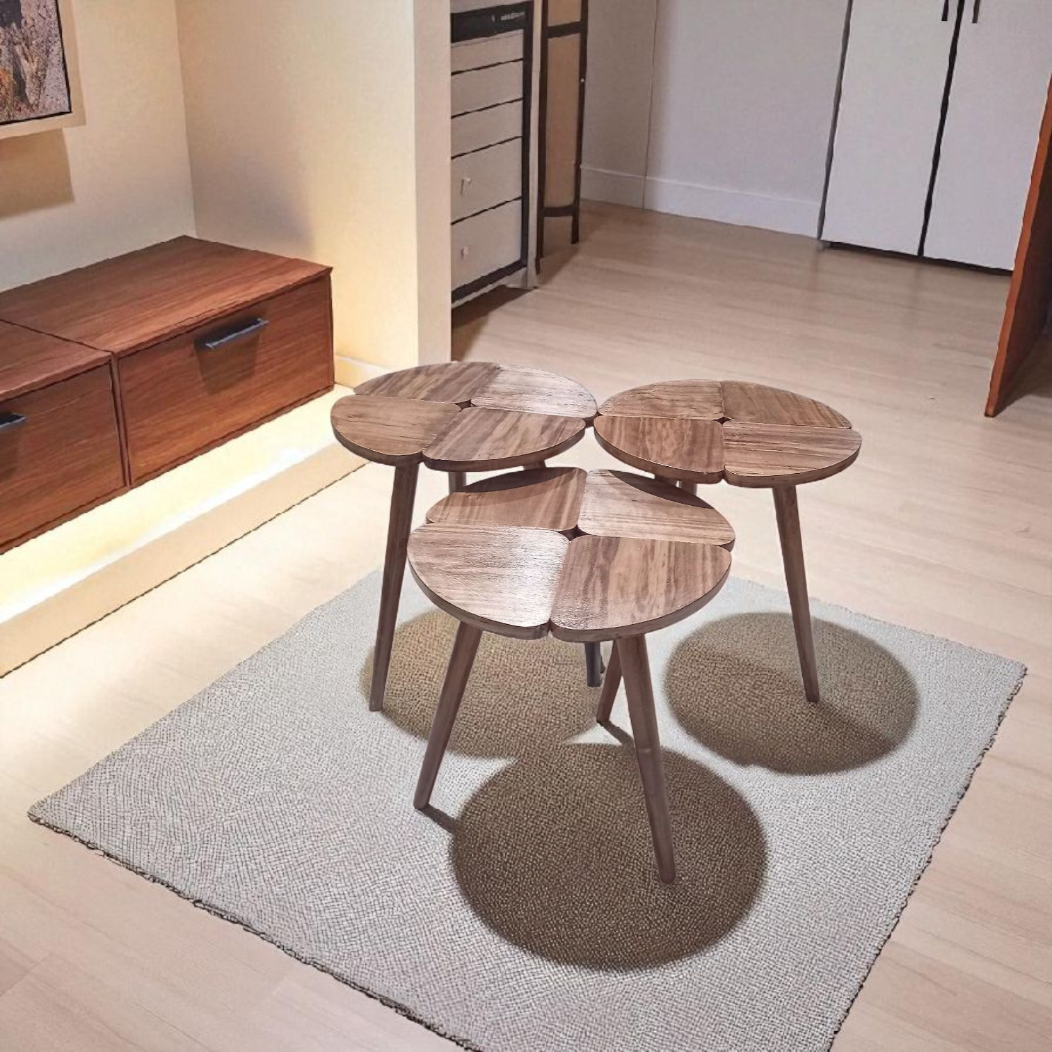 Série de 3 tables rondes en bois finition noyer