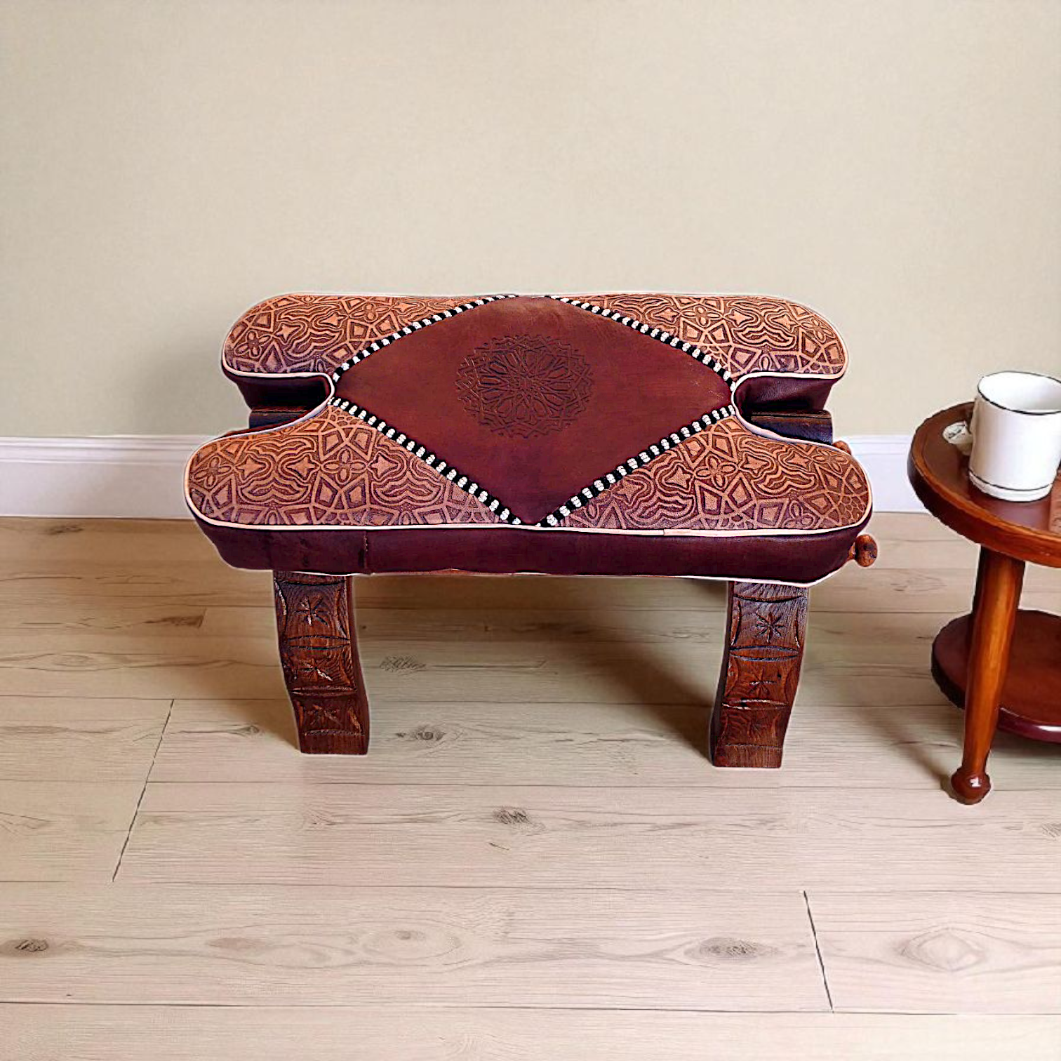 Tabouret pliable en bois avec pouf en cuir