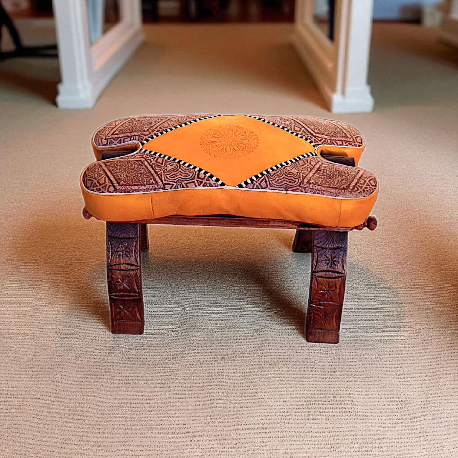 Tabouret pliable en bois avec pouf en cuir