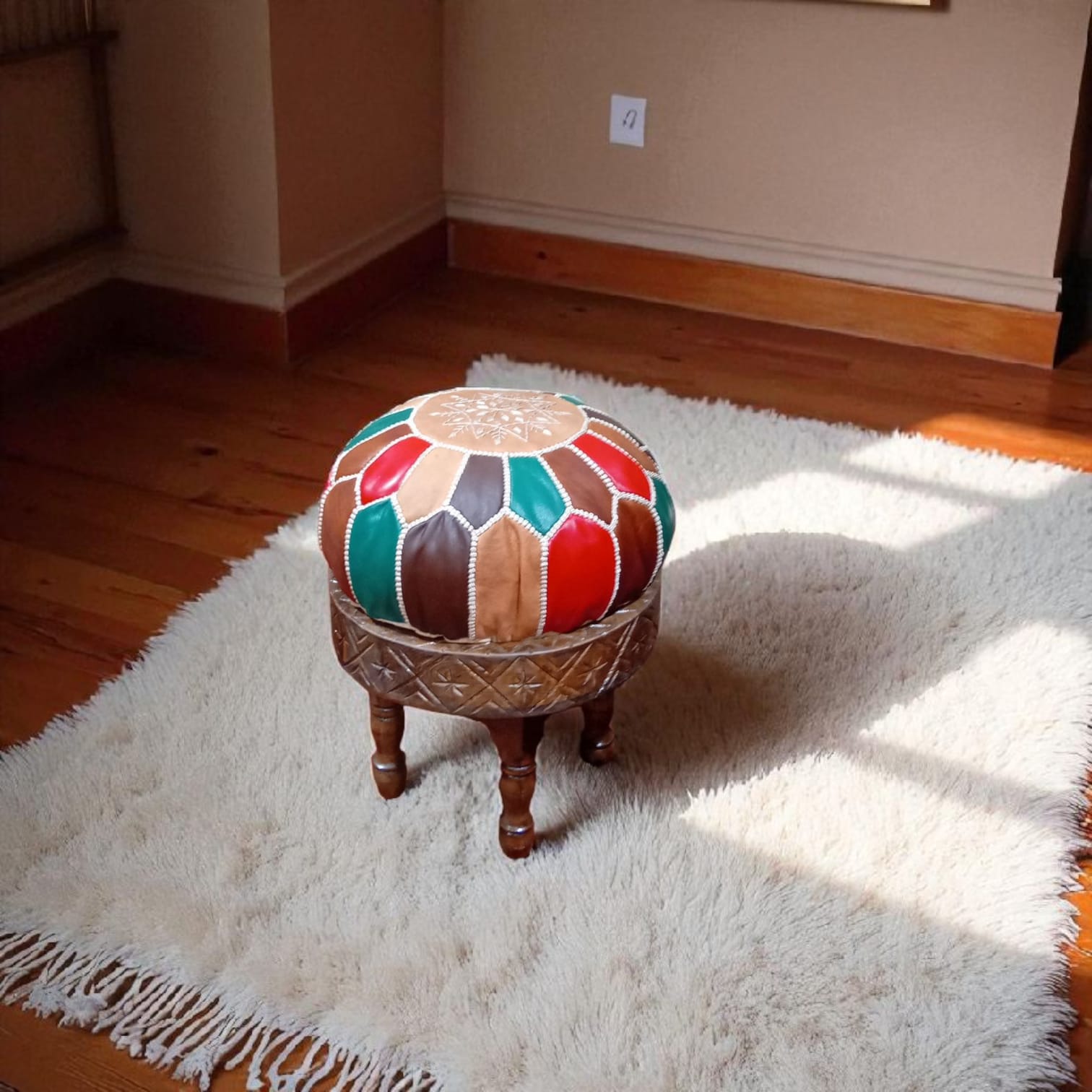 Tabouret en bois avec coussin en cuir