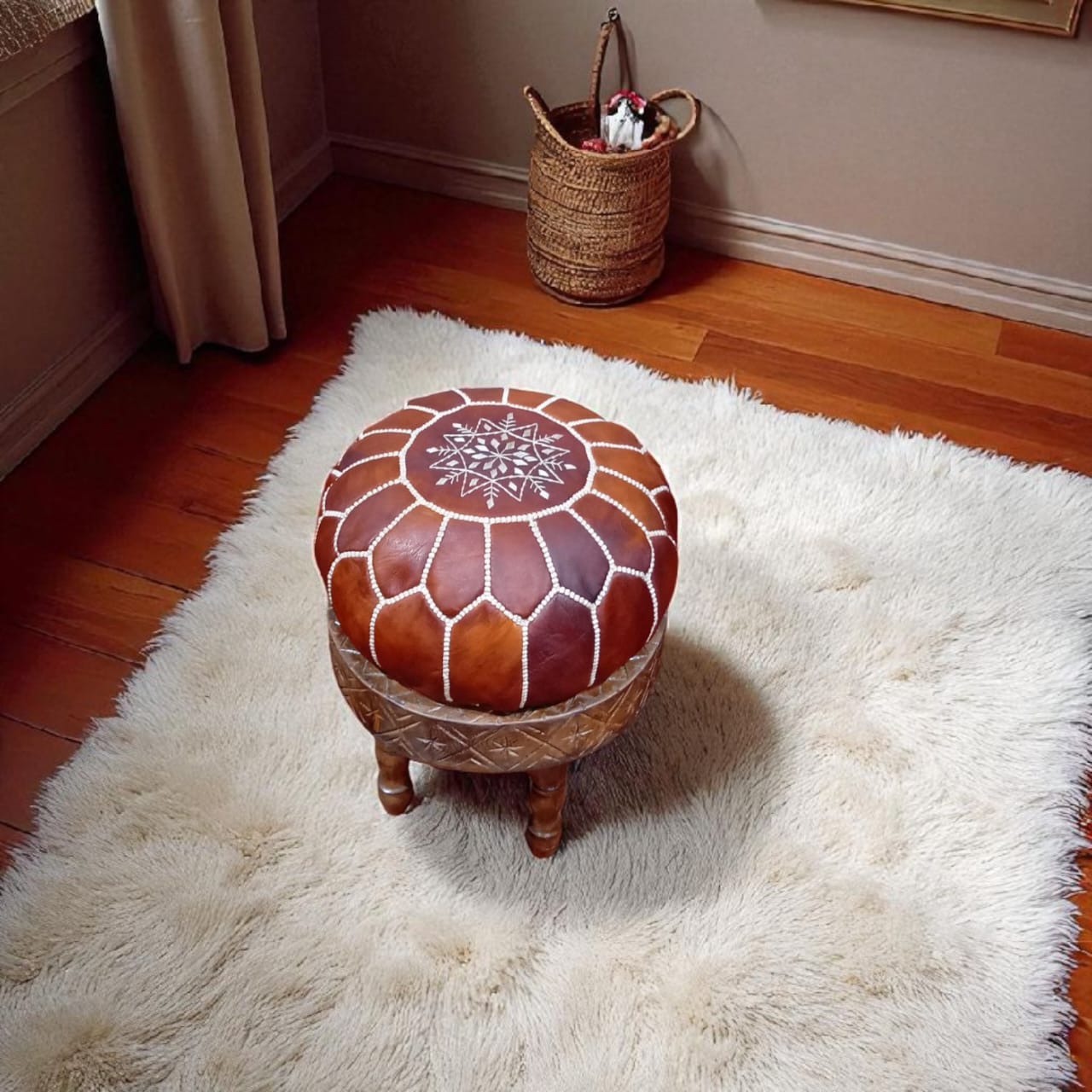 Tabouret en bois avec coussin en cuir