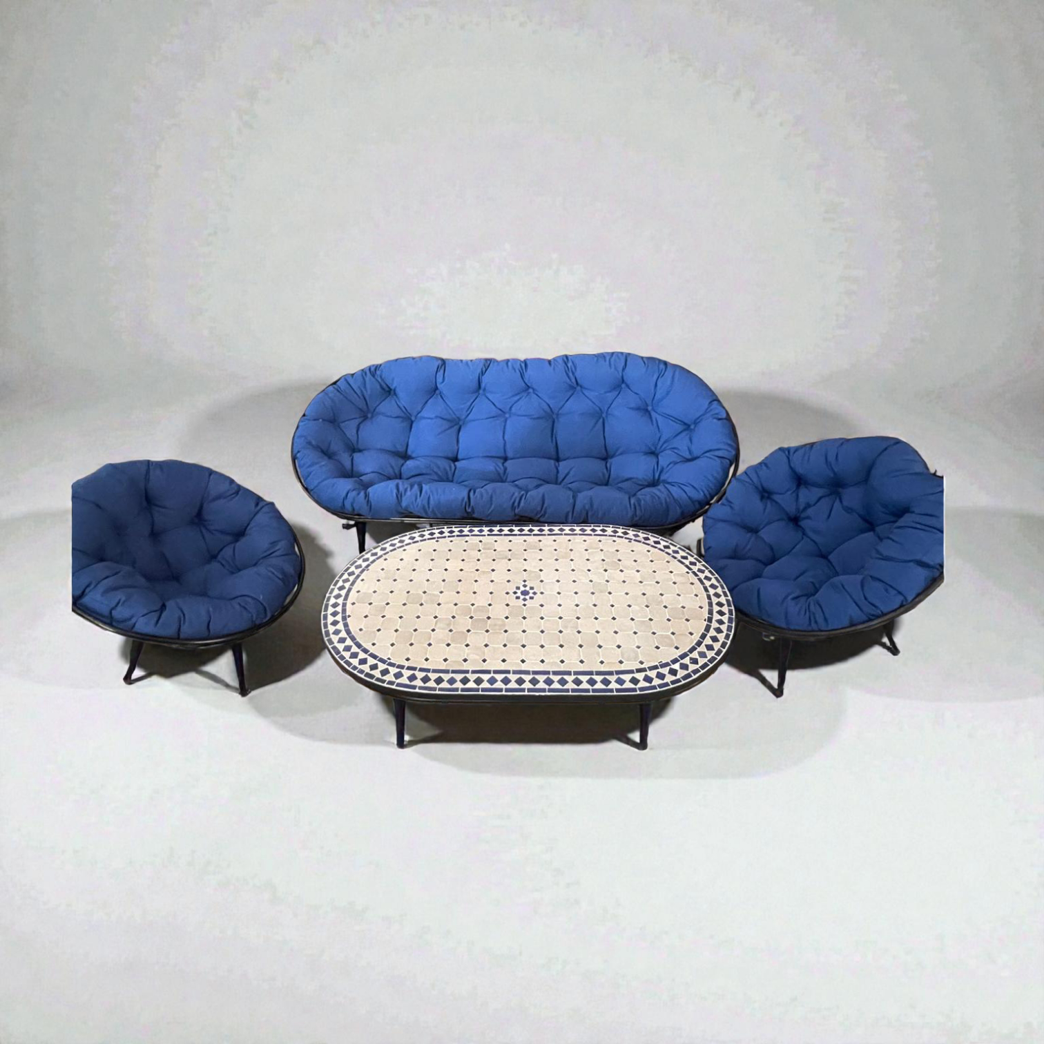 Salon Marocain Moderne Bleu avec Table en Zellige