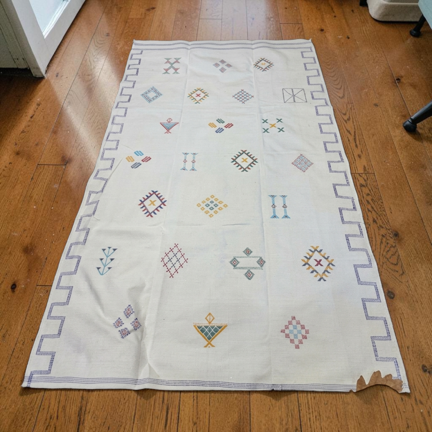 Tapis Berbère Blanc Brodé à Motifs Amazighs