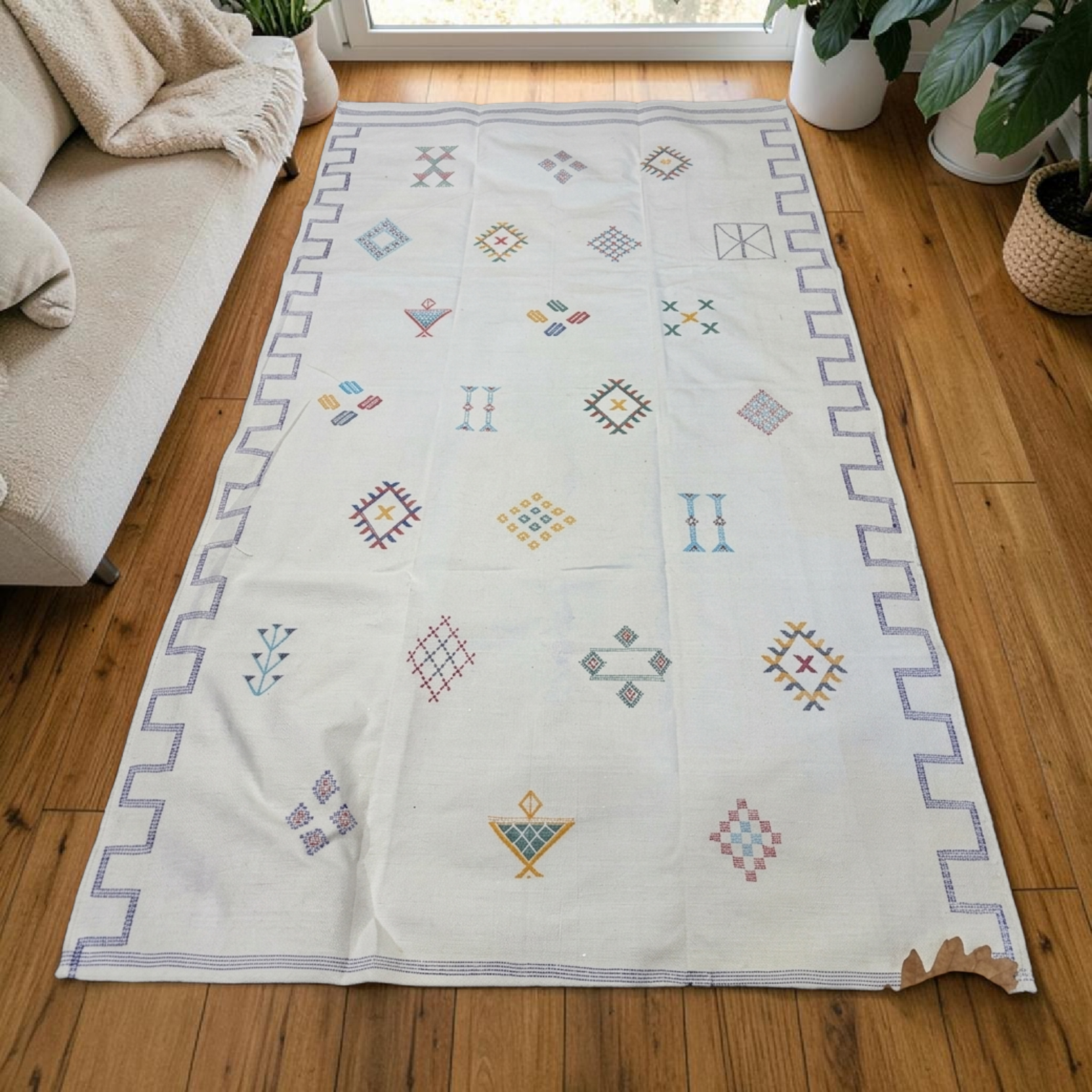 Tapis Berbère Blanc Brodé à Motifs Amazighs