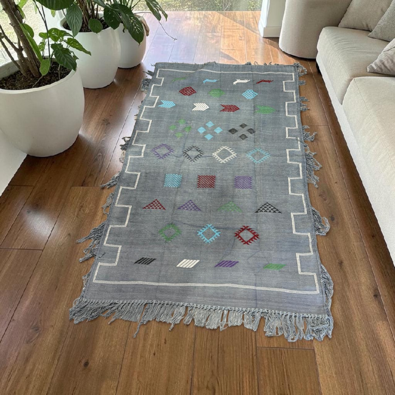 Petit Tapis Berbère Gris à Motifs Amazighs Colorés