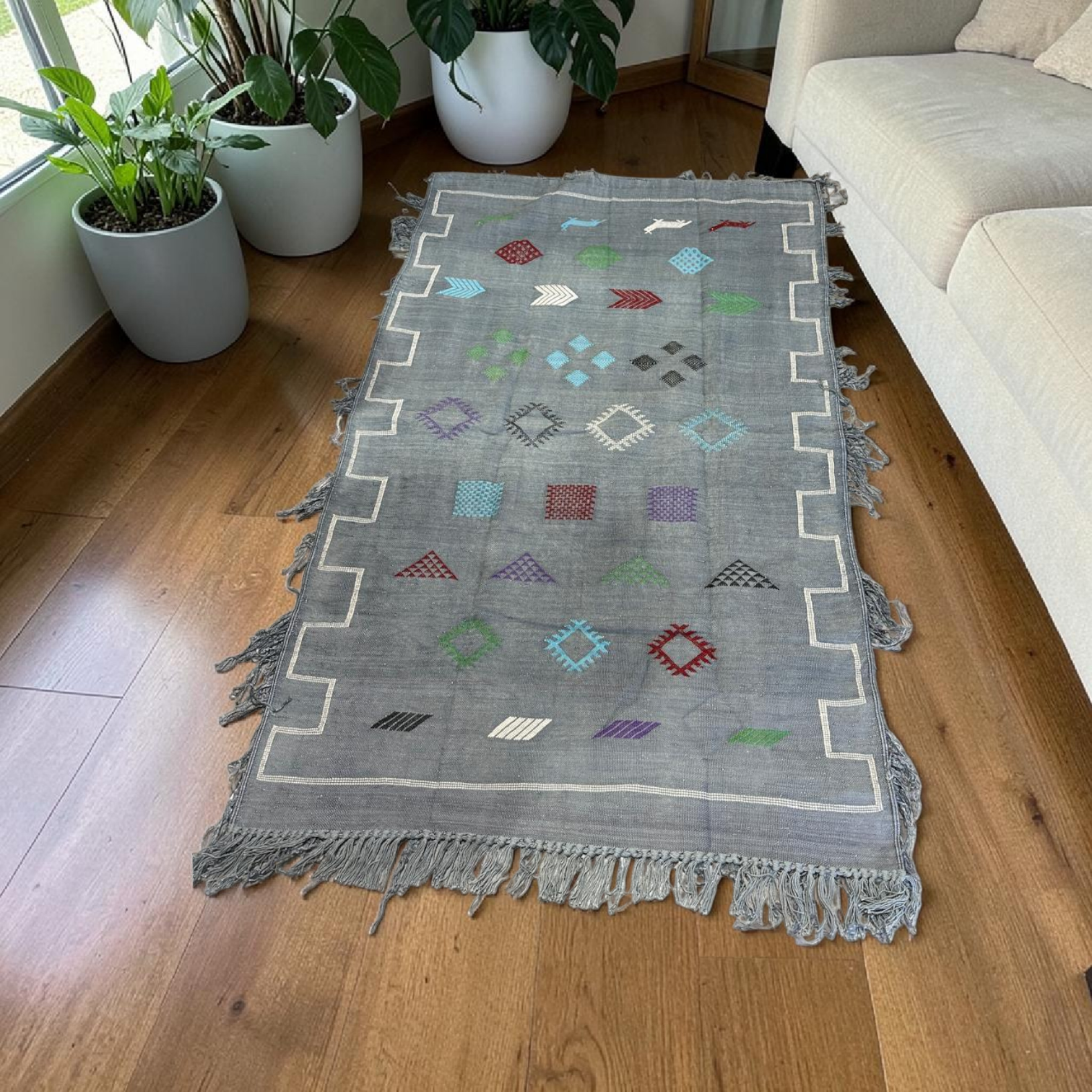 Petit Tapis Berbère Gris à Motifs Amazighs Colorés