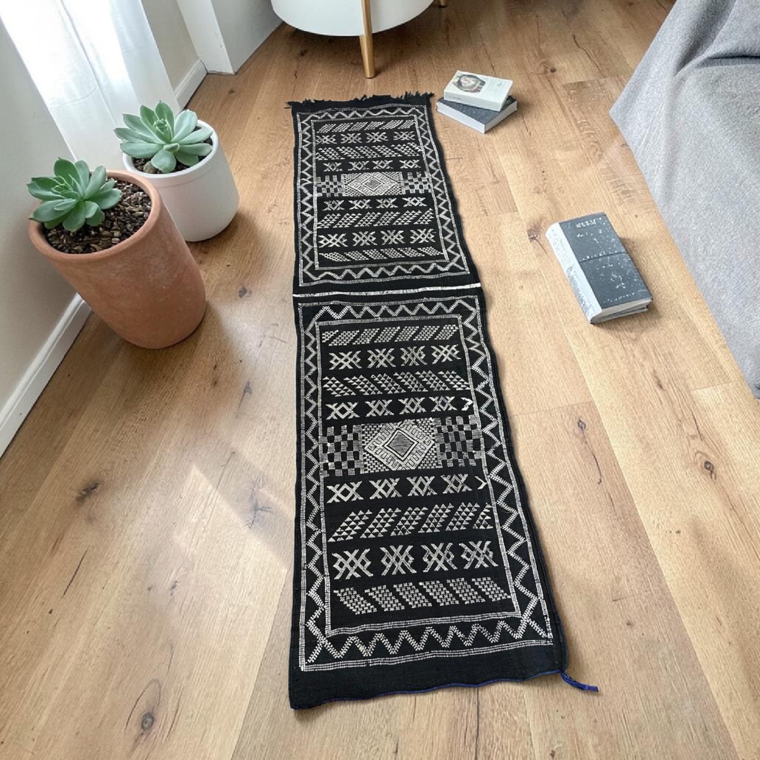 Duo de Tapis Nomades Noir & Blanc – Broderies Traditionnelles