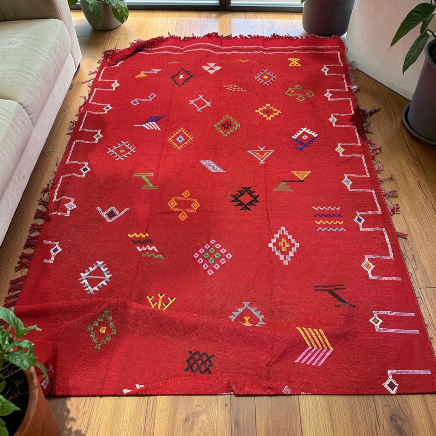 Tapis Berbère Marocain en Laine Rouge aux Motifs Géométriques Amazighs