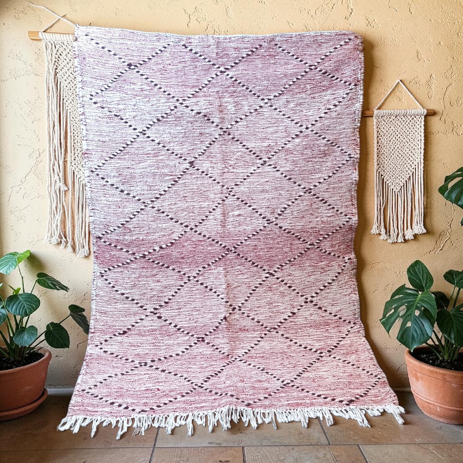 Tapis-couverture berbère en laine aux motifs losanges, tons vieux rose et écru
