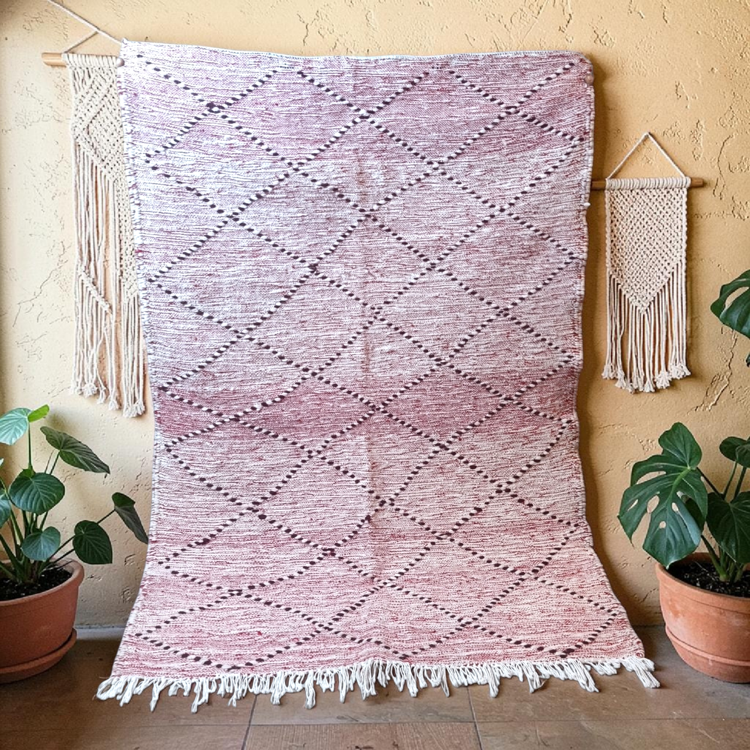 Tapis-couverture berbère en laine aux motifs losanges, tons vieux rose et écru