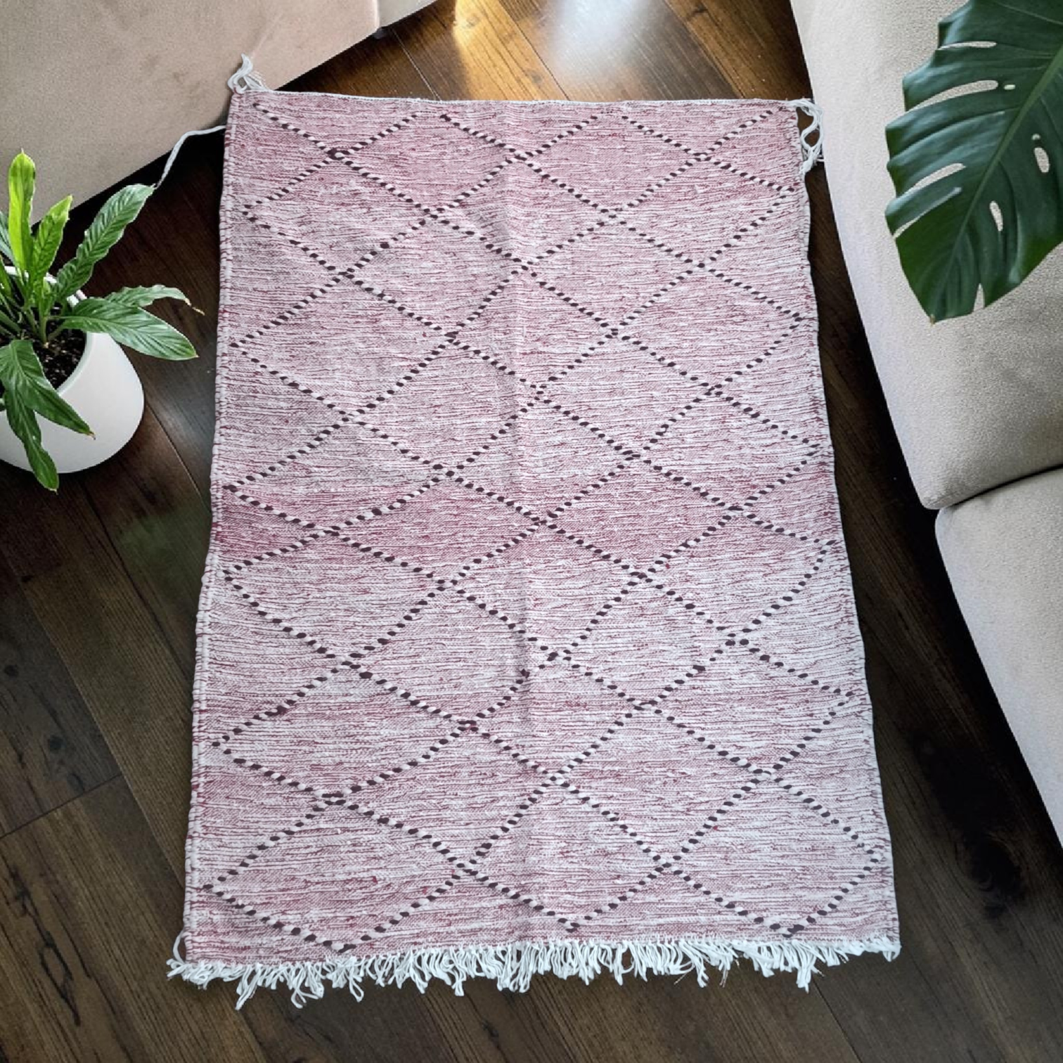 Tapis-couverture berbère en laine aux motifs losanges, tons vieux rose et écru
