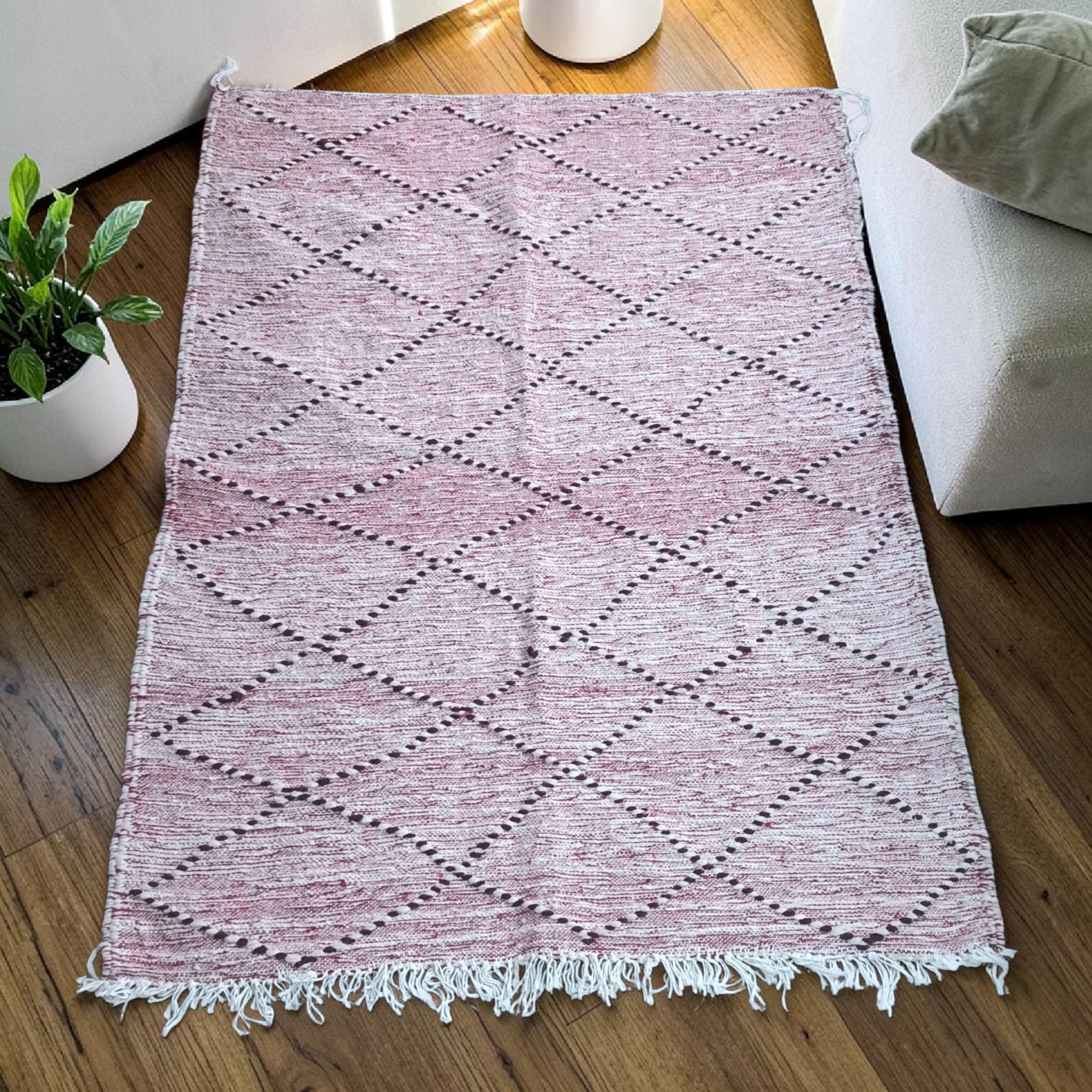 Tapis-couverture berbère en laine aux motifs losanges, tons vieux rose et écru