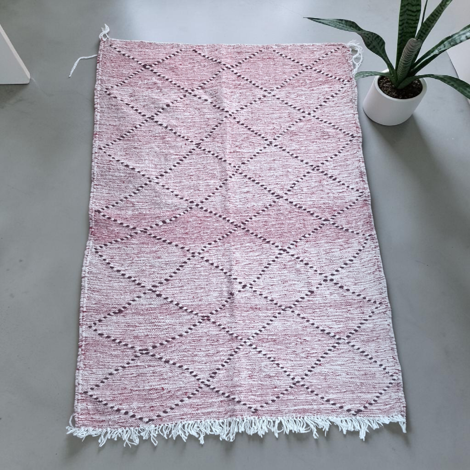 Tapis-couverture berbère en laine aux motifs losanges, tons vieux rose et écru
