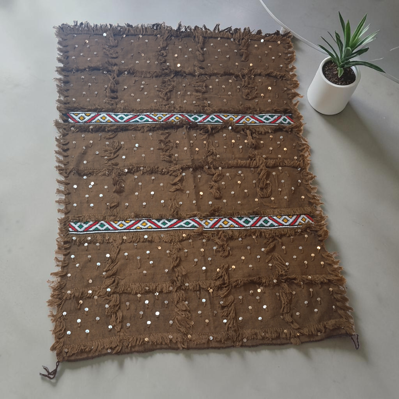 Tapis-couverture Handira berbère en laine marron, broderies géométriques et sequins