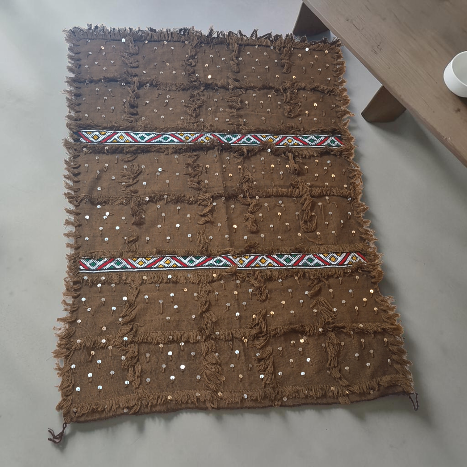 Tapis-couverture Handira berbère en laine marron, broderies géométriques et sequins
