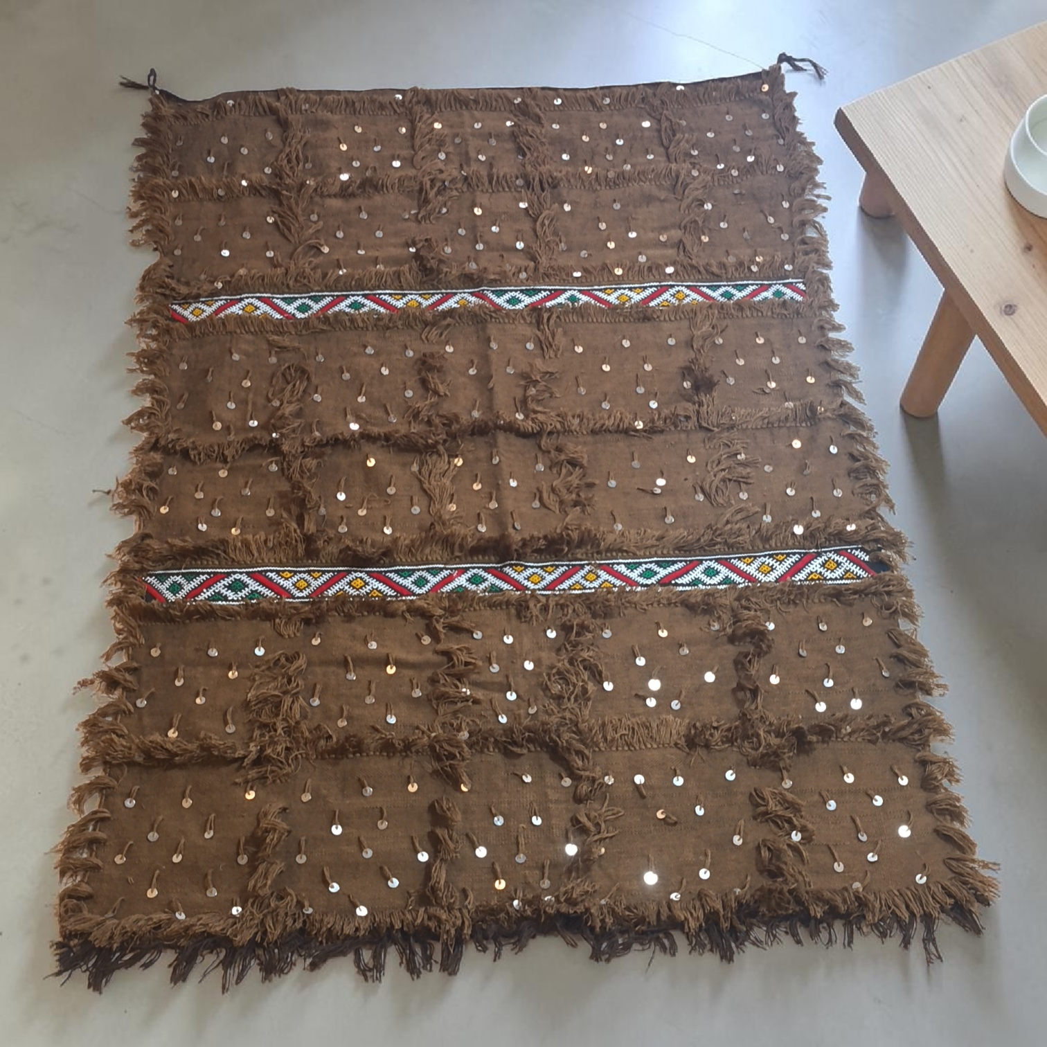 Tapis-couverture Handira berbère en laine marron, broderies géométriques et sequins