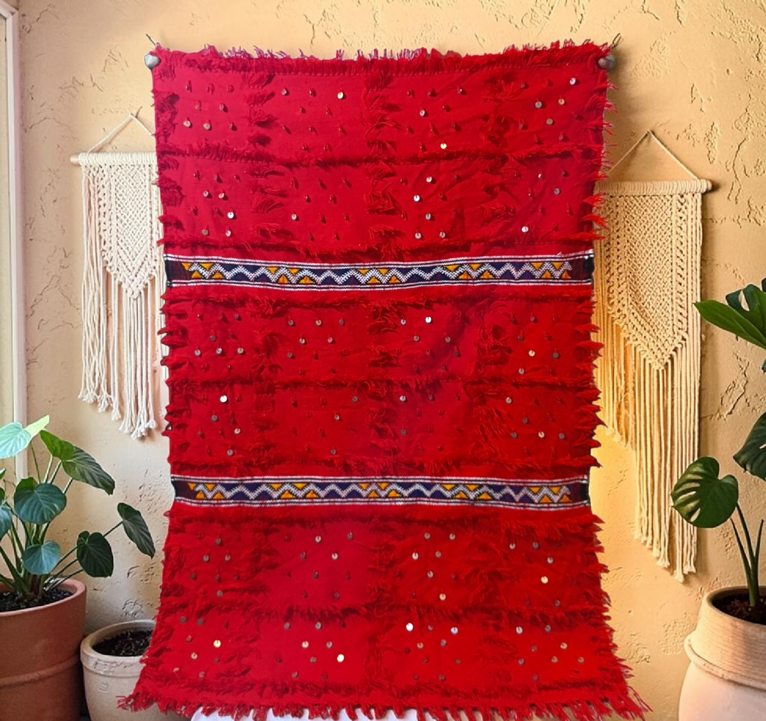 Tapis-couverture Handira berbère rouge vif, broderies géométriques et sequins