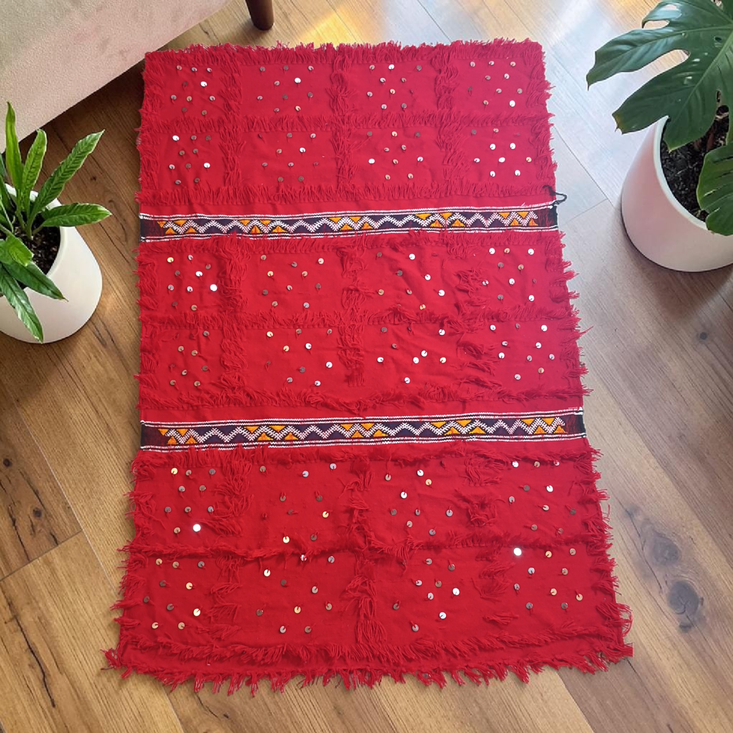 Tapis-couverture Handira berbère rouge vif, broderies géométriques et sequins