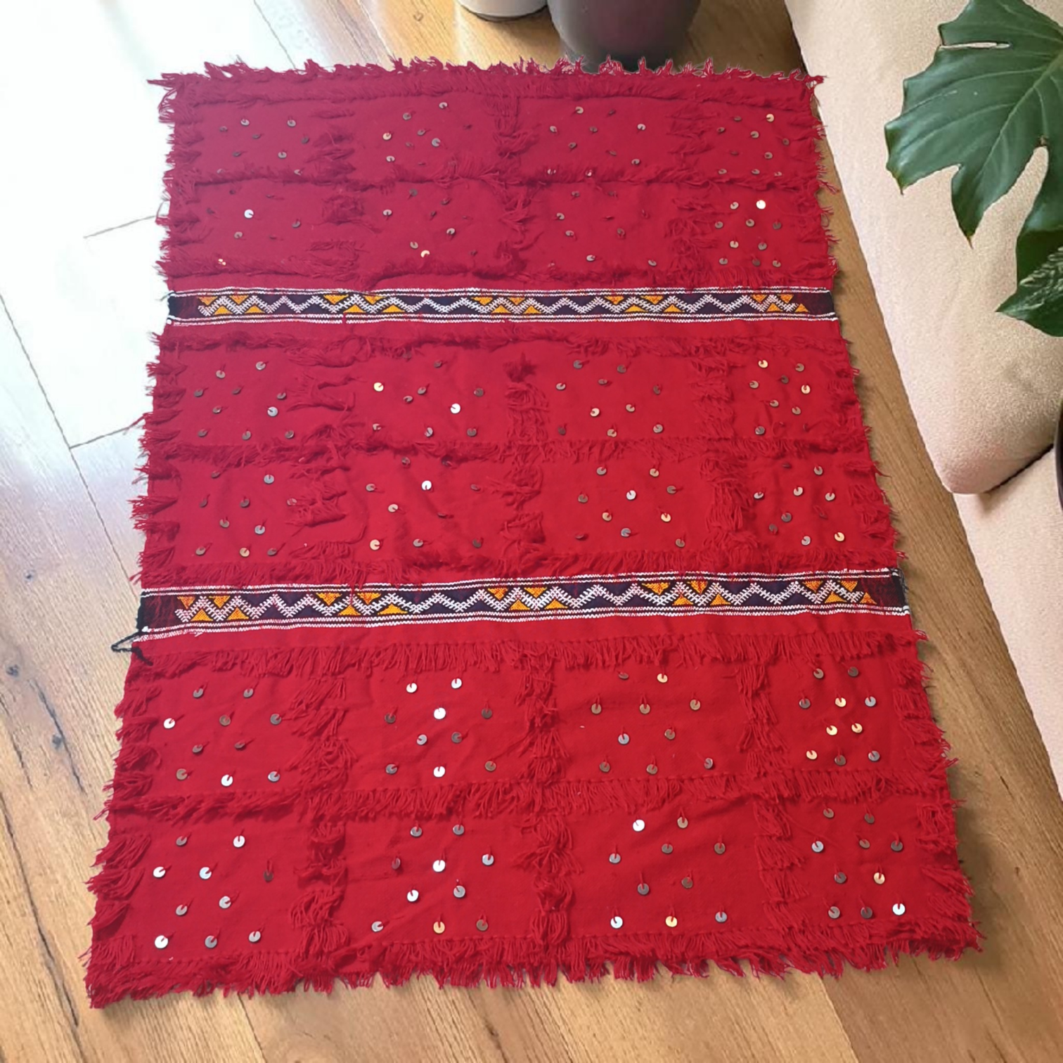 Tapis-couverture Handira berbère rouge vif, broderies géométriques et sequins