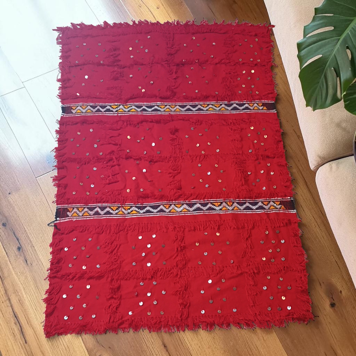 Tapis-couverture Handira berbère rouge vif, broderies géométriques et sequins