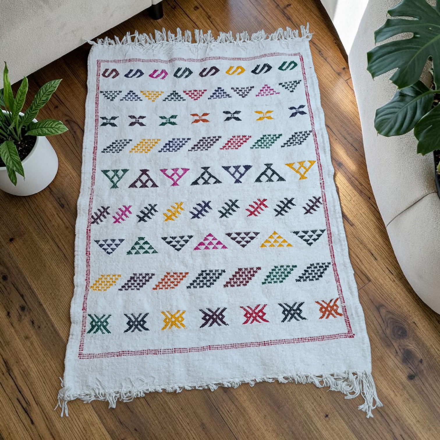 Petit tapis Moubra berbère écru aux motifs géométriques amazighs multicolores