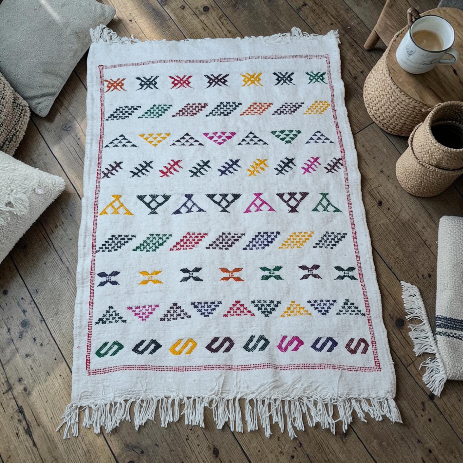 Petit tapis Moubra berbère écru aux motifs géométriques amazighs multicolores