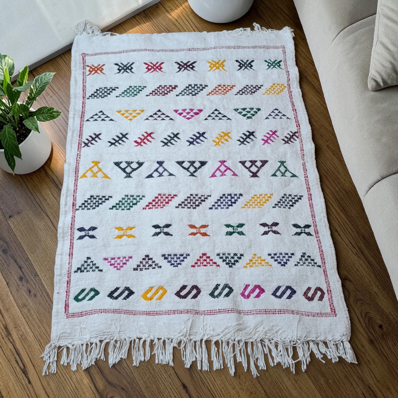 Petit tapis Moubra berbère écru aux motifs géométriques amazighs multicolores