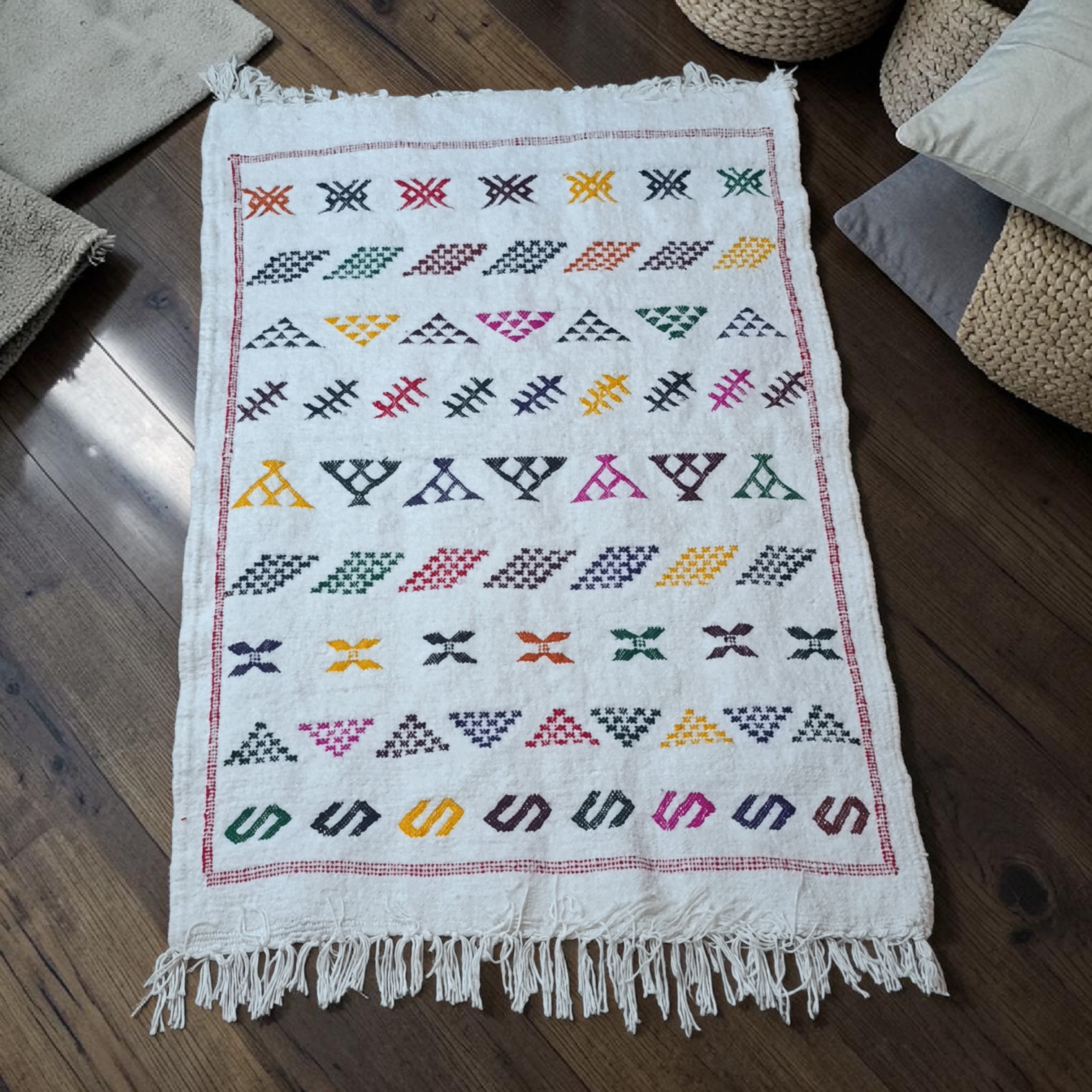 Petit tapis Moubra berbère écru aux motifs géométriques amazighs multicolores