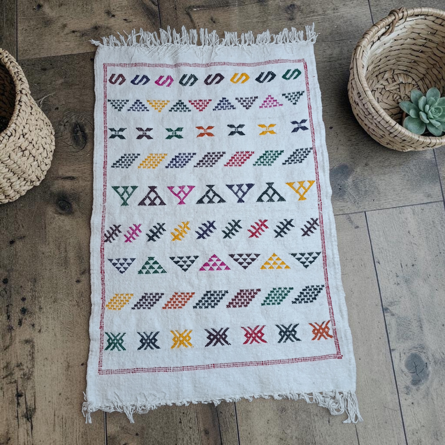 Petit tapis Moubra berbère écru aux motifs géométriques amazighs multicolores