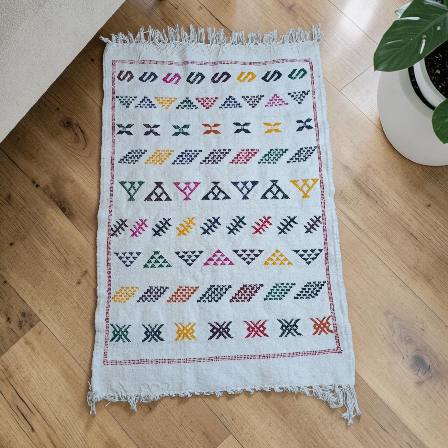 Petit tapis Moubra berbère écru aux motifs géométriques amazighs multicolores