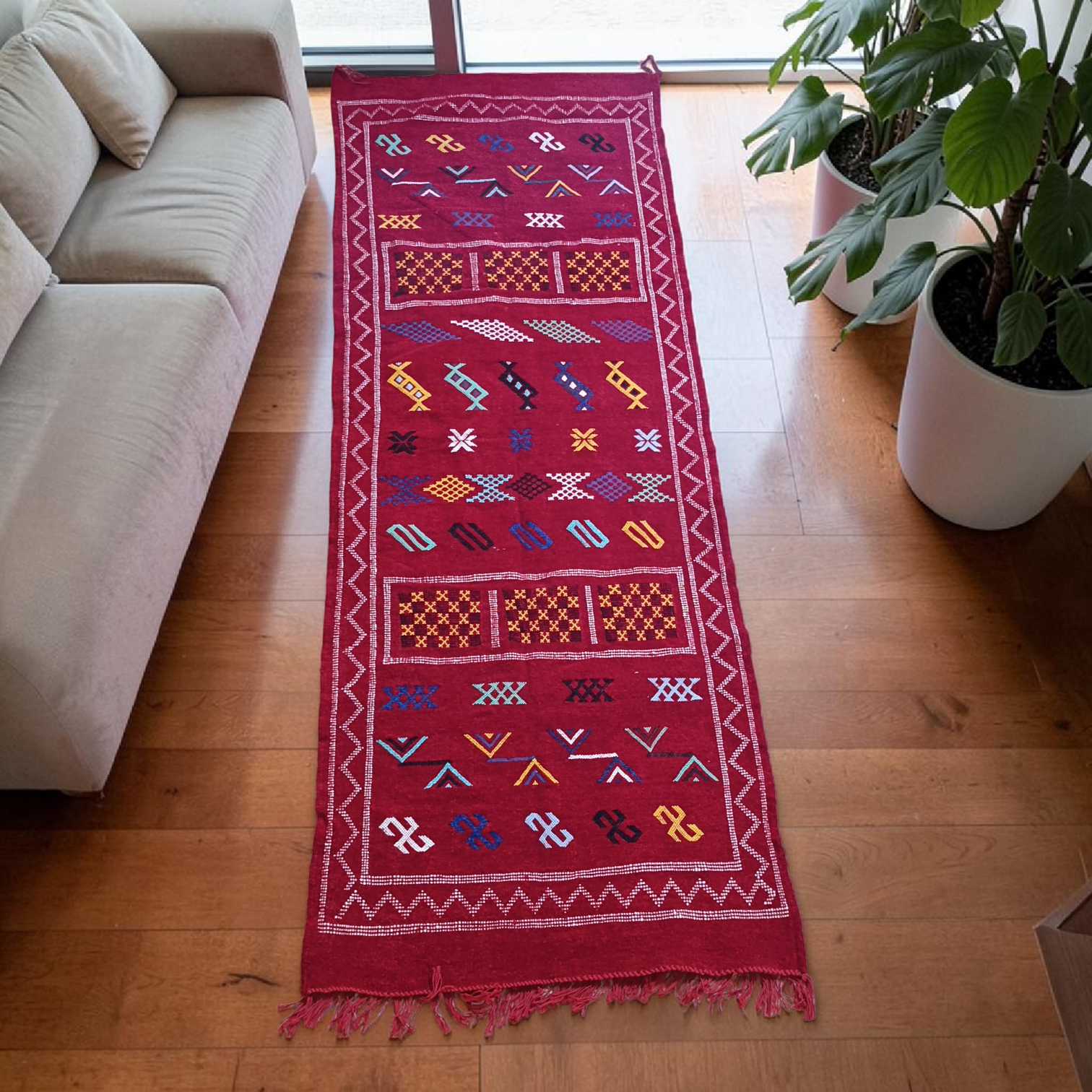 Tapis Moubra berbère format couloir rouge brique aux motifs amazighs multicolores