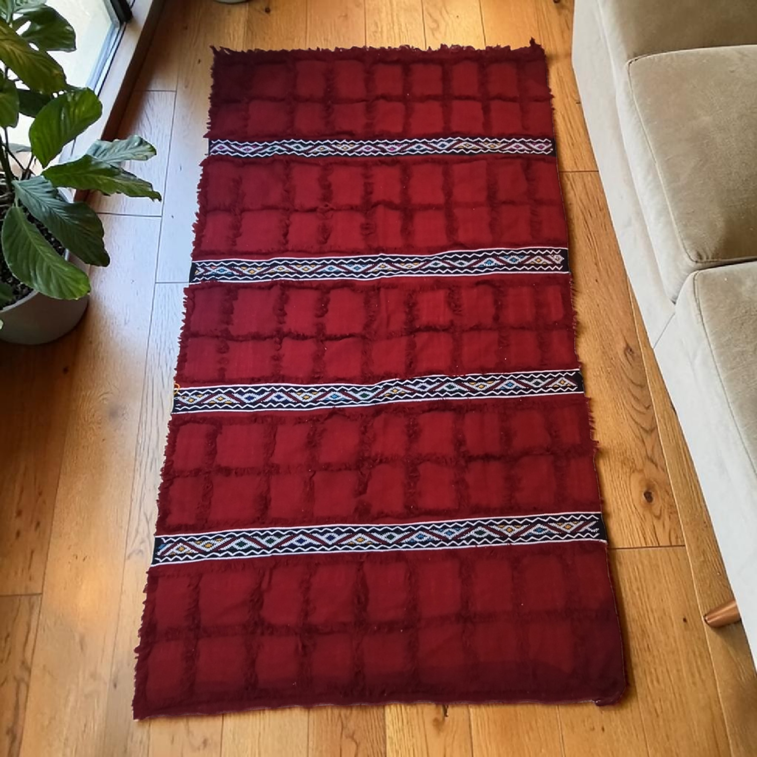 Grand tapis-couverture Handira berbère rouge bordeaux et bandes géométriques