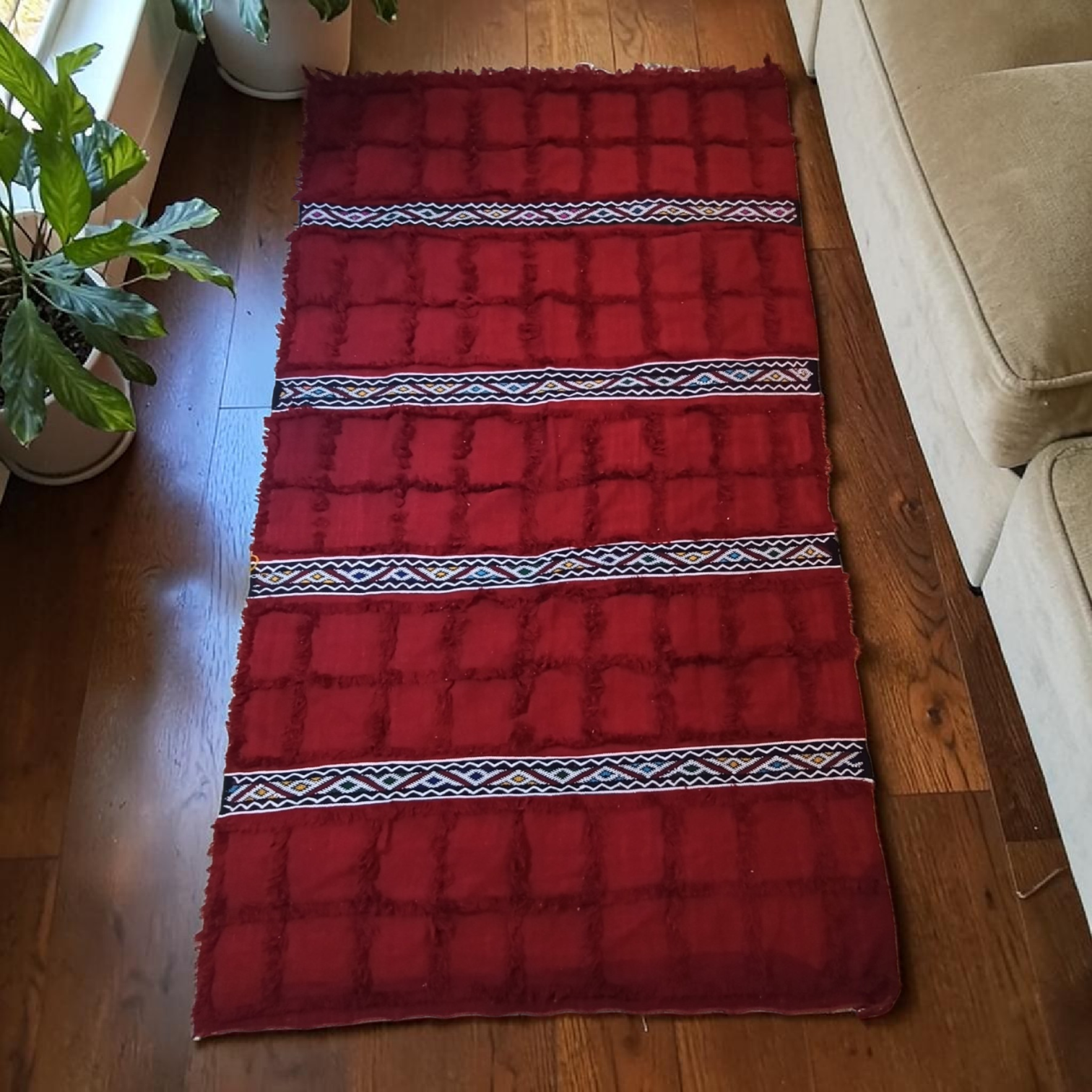 Grand tapis-couverture Handira berbère rouge bordeaux et bandes géométriques