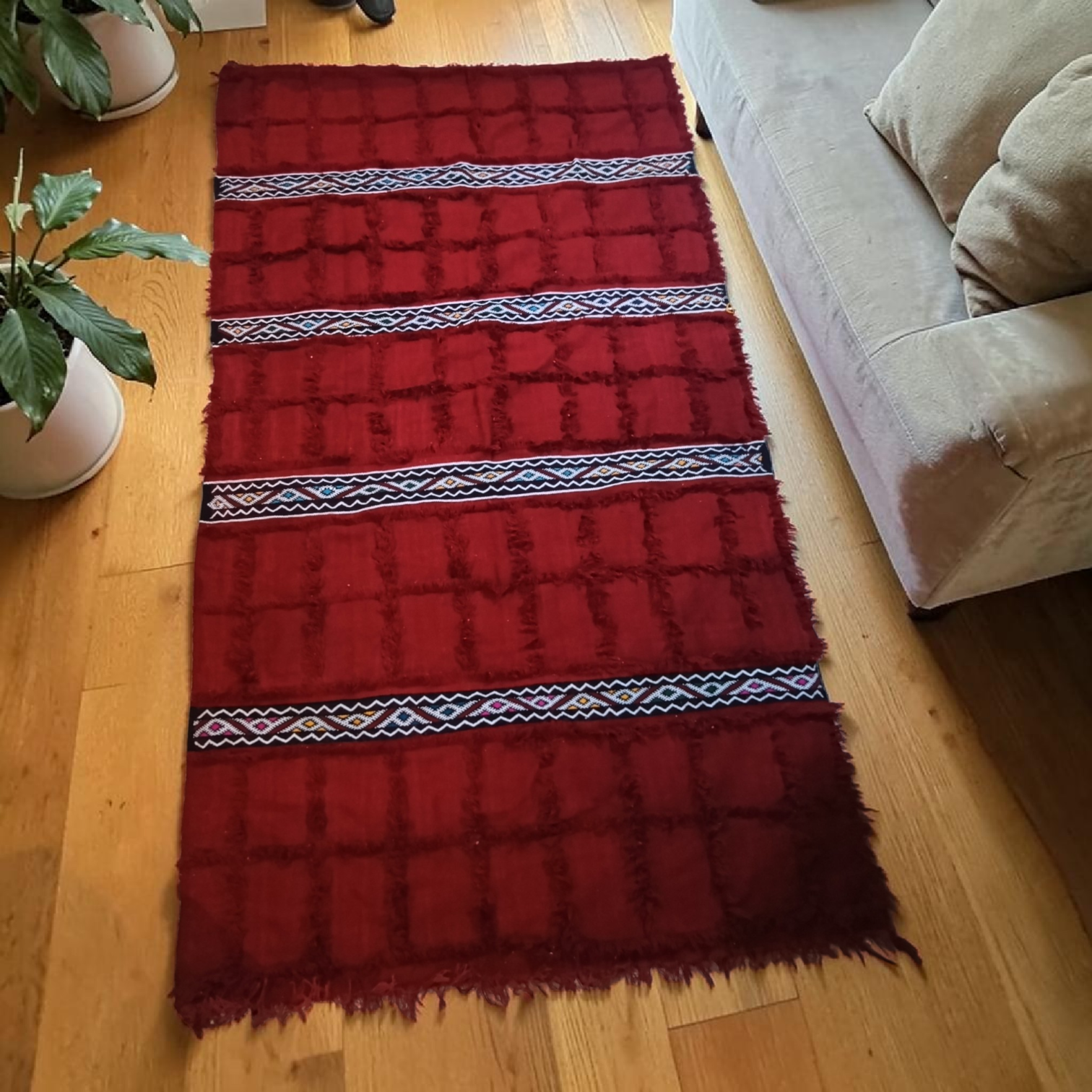 Grand tapis-couverture Handira berbère rouge bordeaux et bandes géométriques
