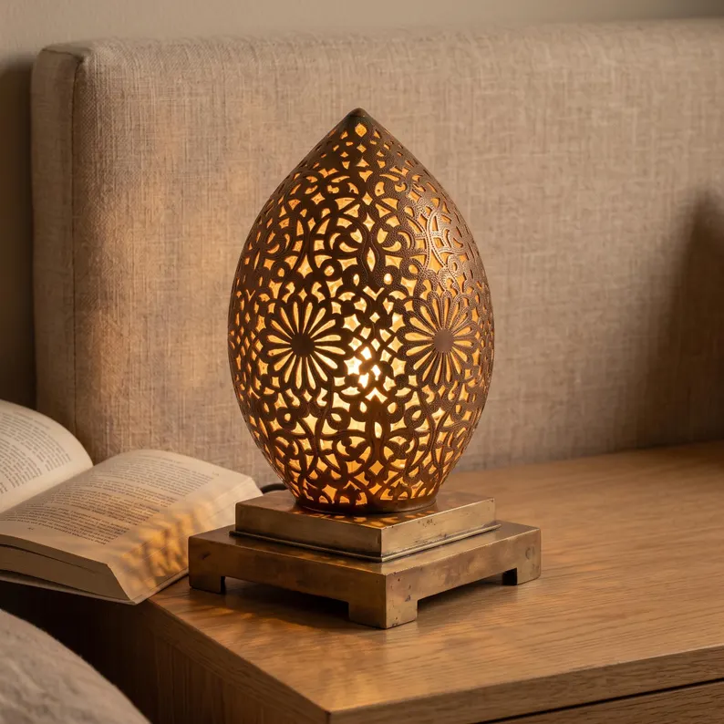 Lampe Artisanal en Laiton Perforé – Forme Ovale — photo 1