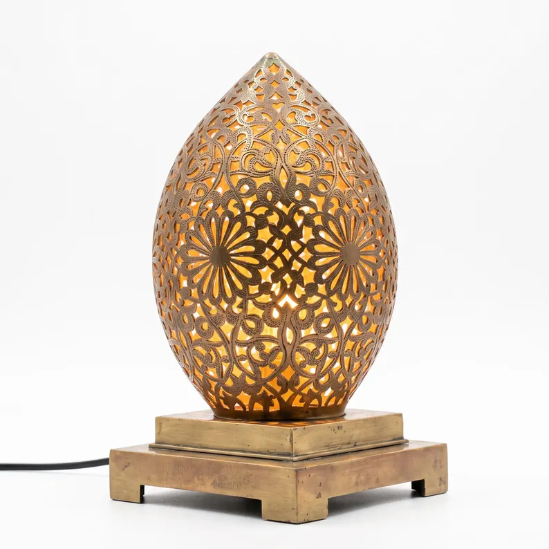 Lampe Artisanal en Laiton Perforé – Forme Ovale — photo 4